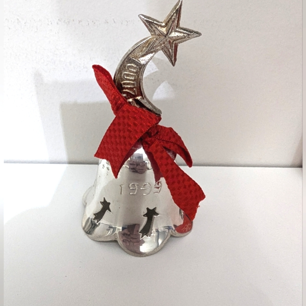 International Silver Co Christmas Bell 1999-2000, MINT Hand Made, Silver plated.